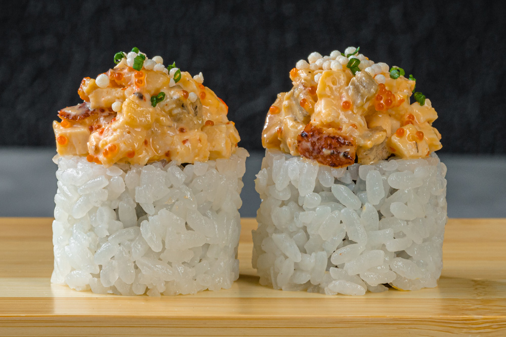 Ролл с копченым угрем и курицей Ролл с копченым угрем и курицей