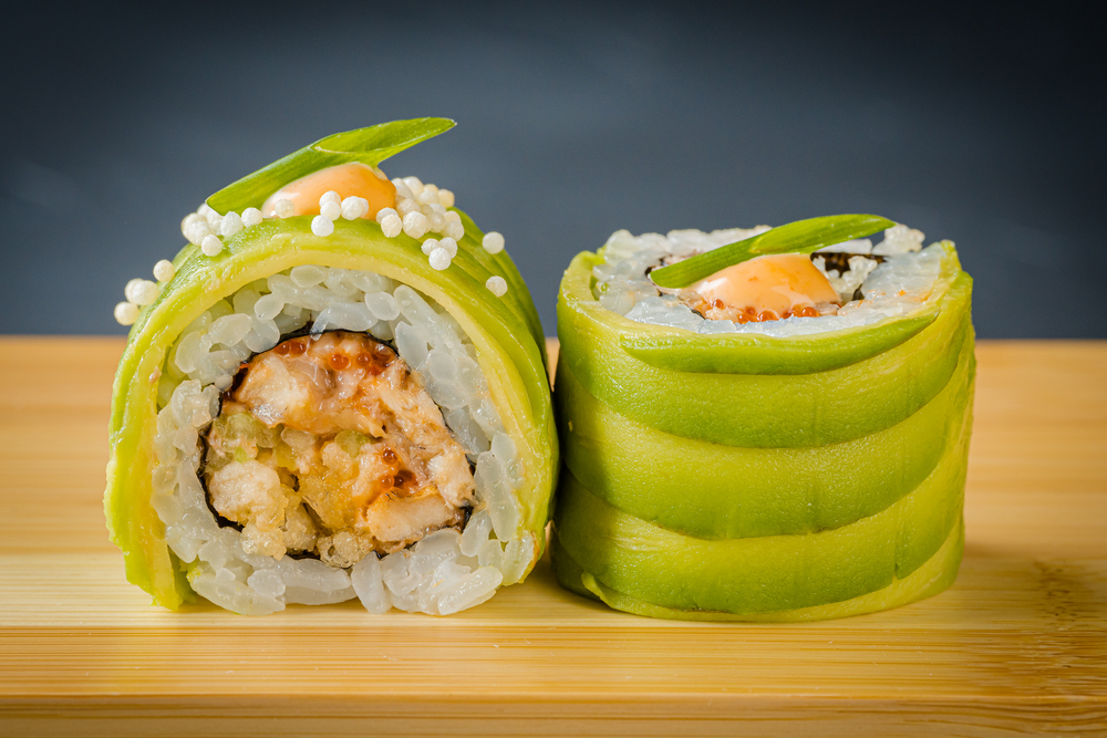 Ролл из копченого угря с авокадо