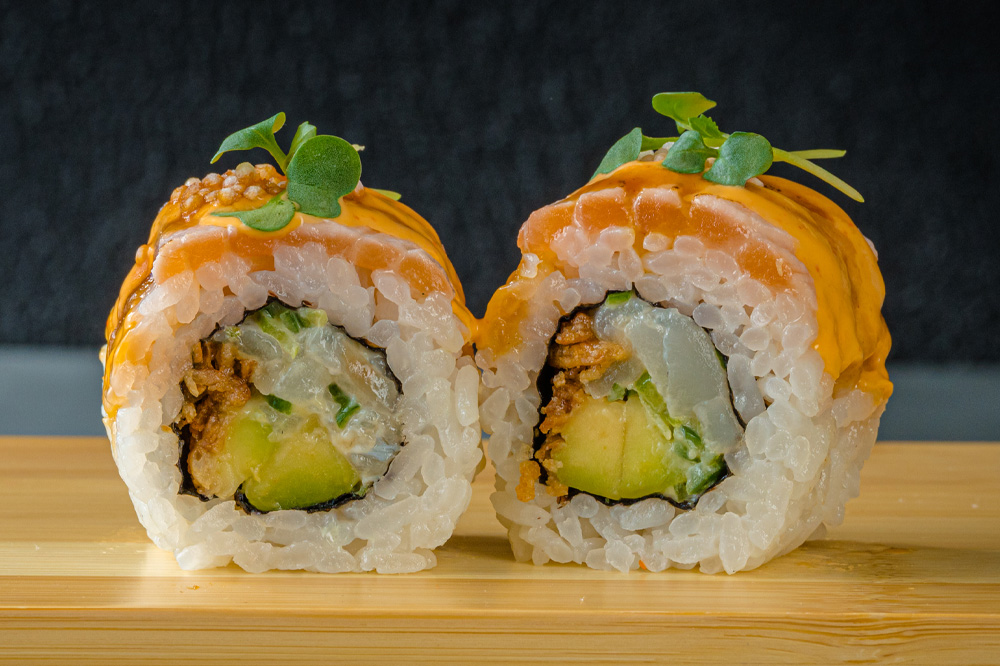 Ролл Никкей с лососем и сибасом