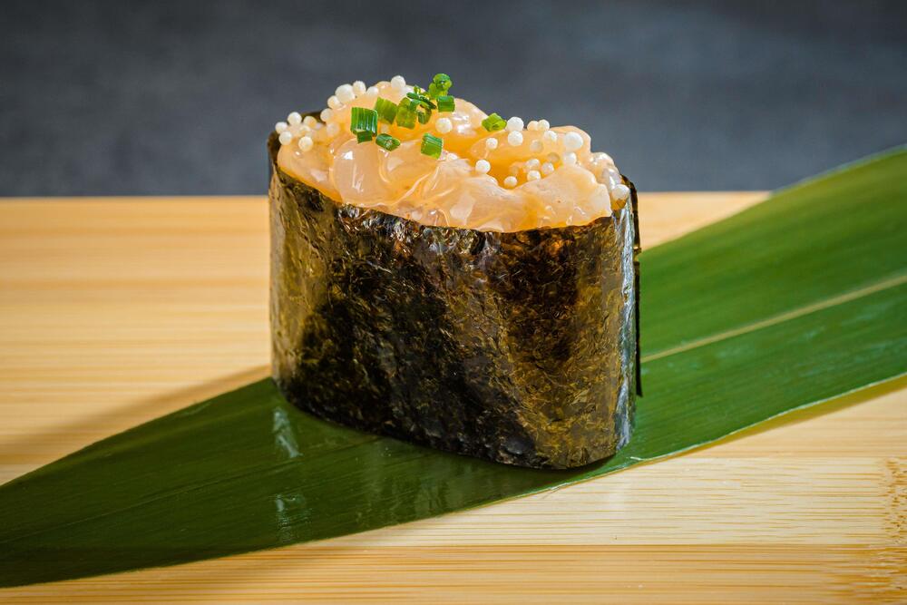 Суши гункан гребешок спайси