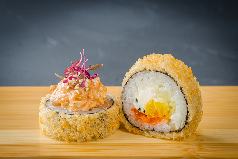 Жареный ролл с копченым угрем