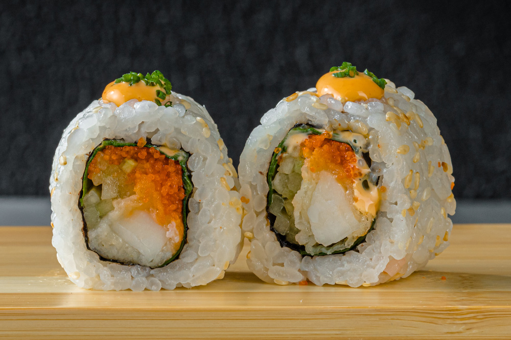 Ролл из гребешка в темпуре со шпинатом и тобико