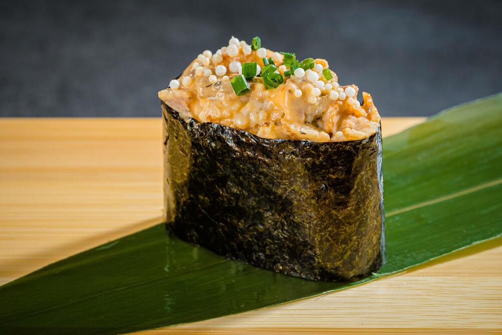 Суши гункан угорь спайси