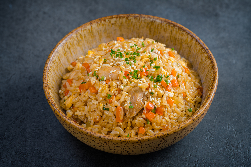 Жареный рис с курицей