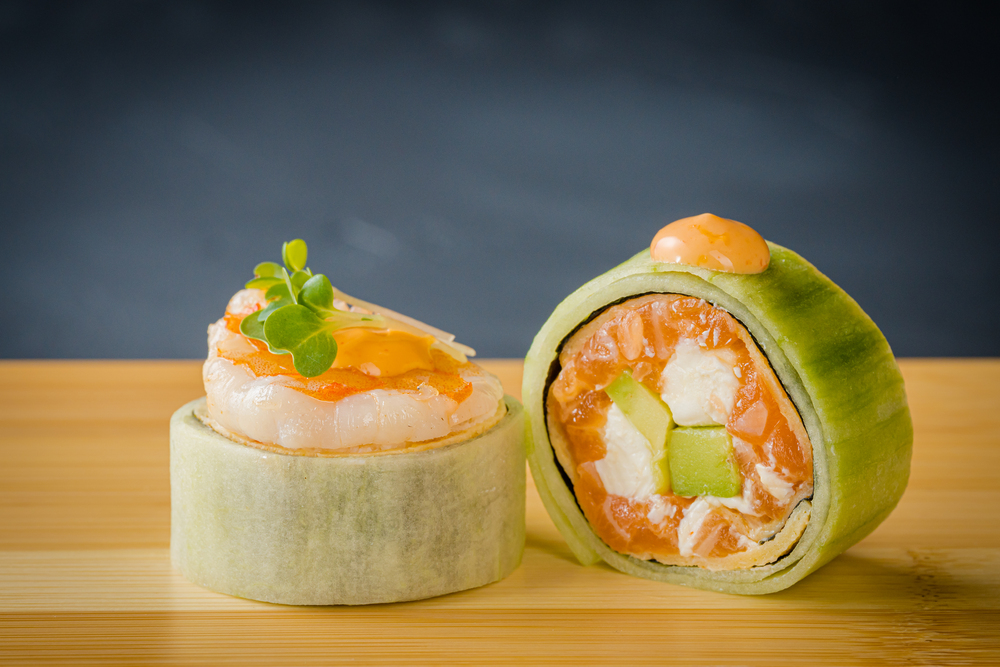 Сашими-ролл с лососем, тигровыми креветками в огурце