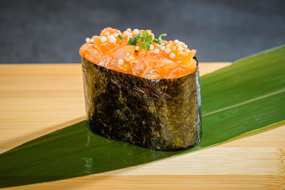 Суши гункан лосось спайси					