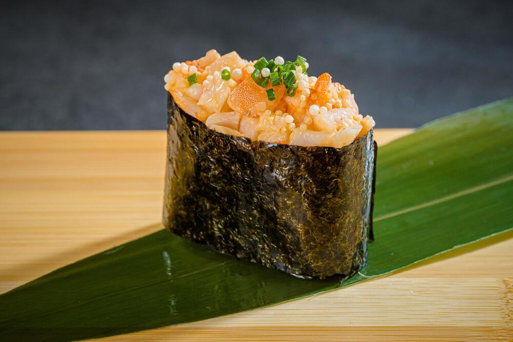 Суши гункан креветка спайси