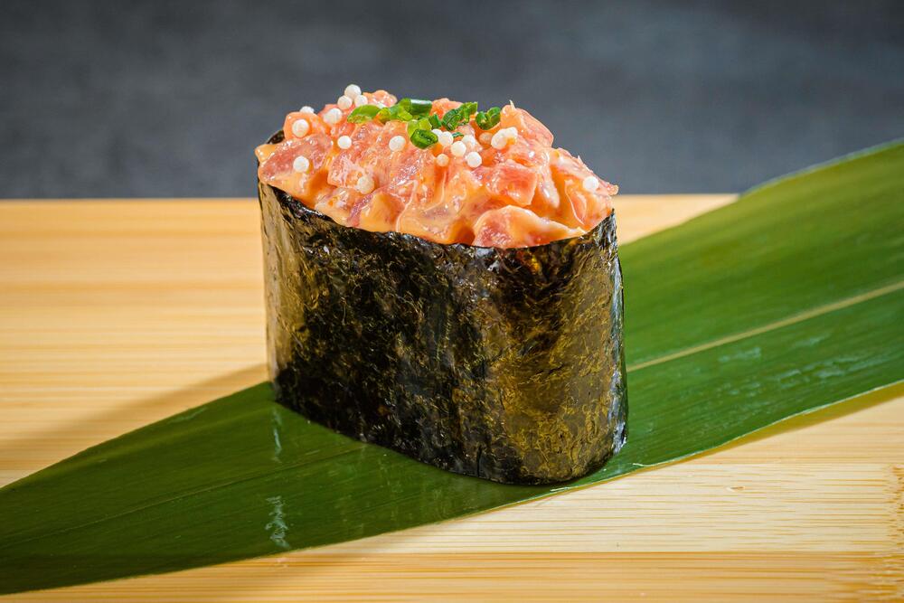 Суши гункан тунец  спайси 