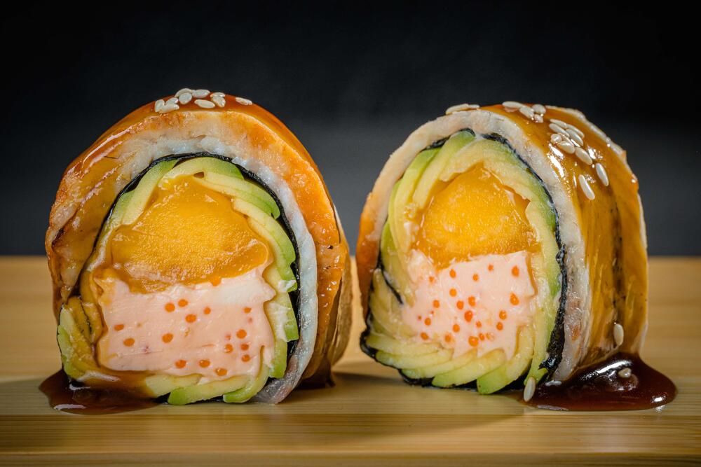 Сашими-ролл из копченого угря с авокадо и сыром Филадельфия				