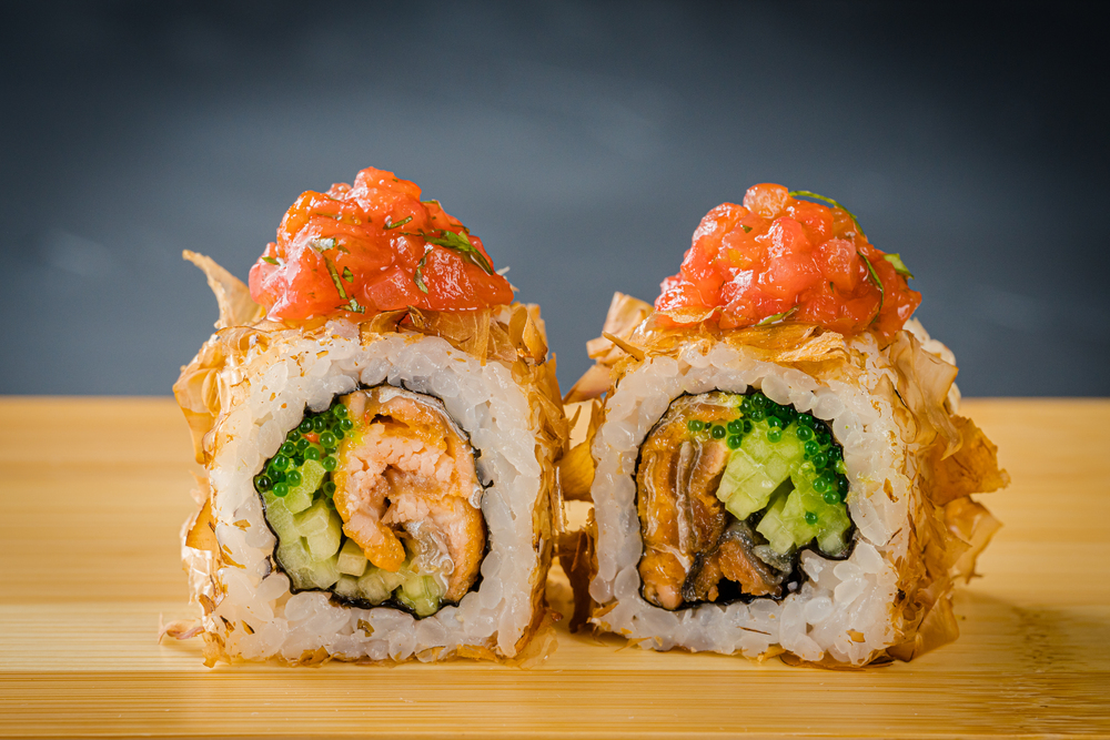 Ролл из жареной кожи лосося