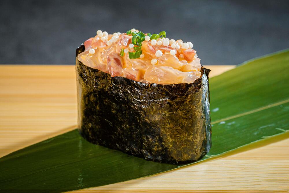 Суши гункан сибас спайси		