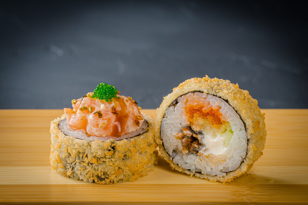 Жареный ролл с лососем