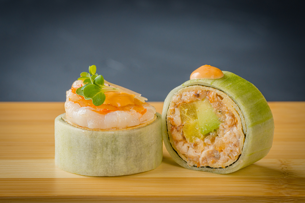 Сашими-ролл с копченым угрем, тигровыми креветками в огурце