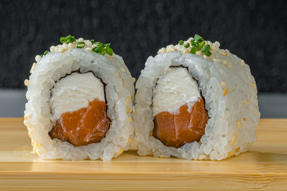 Ролл из лосося с сыром Филадельфия и луком 