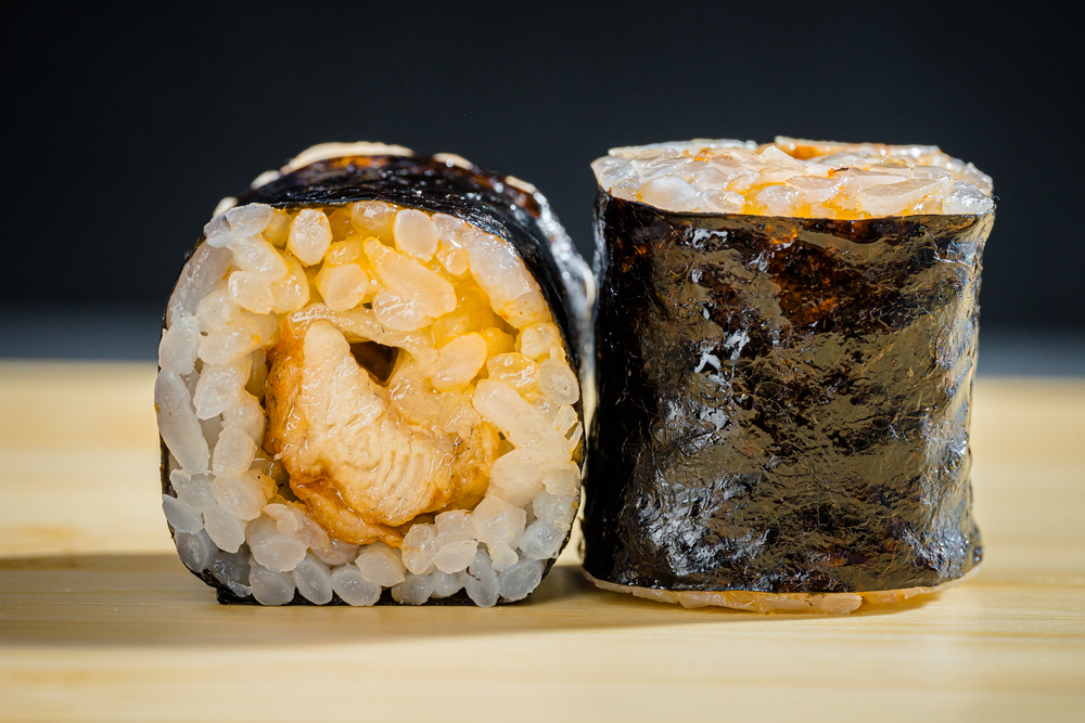 Ролл спайси с копченым угрем