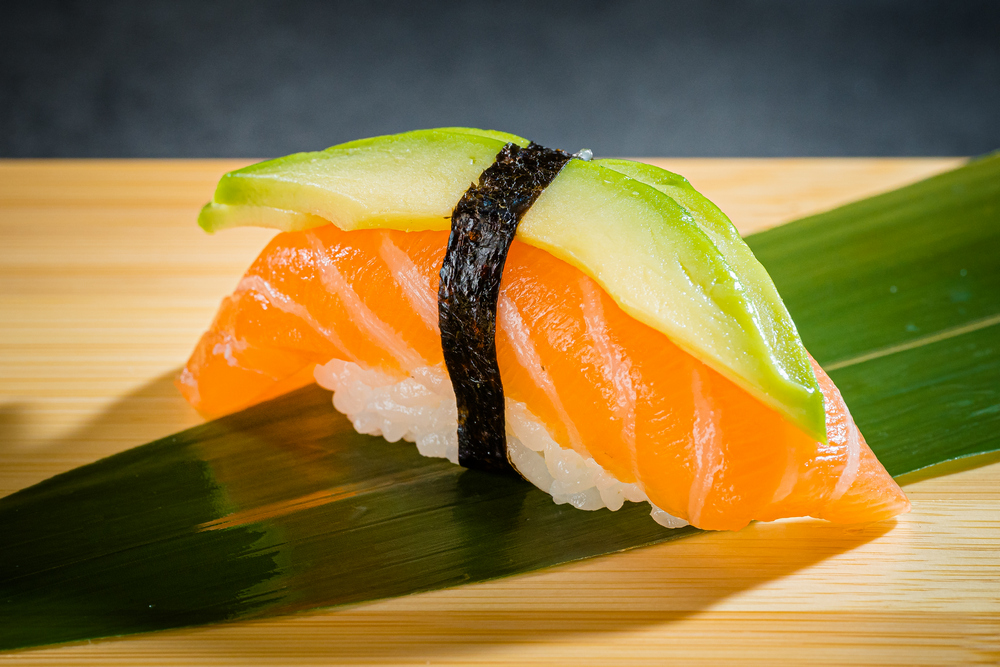 Суши лосось с авокадо