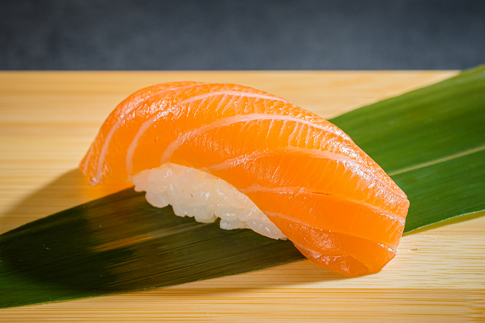 Суши лосось