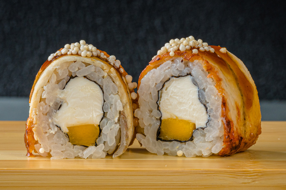 Ролл Филадельфия с копченым угрем и манго