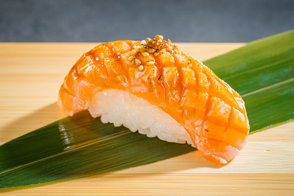 Суши лосось татаки
